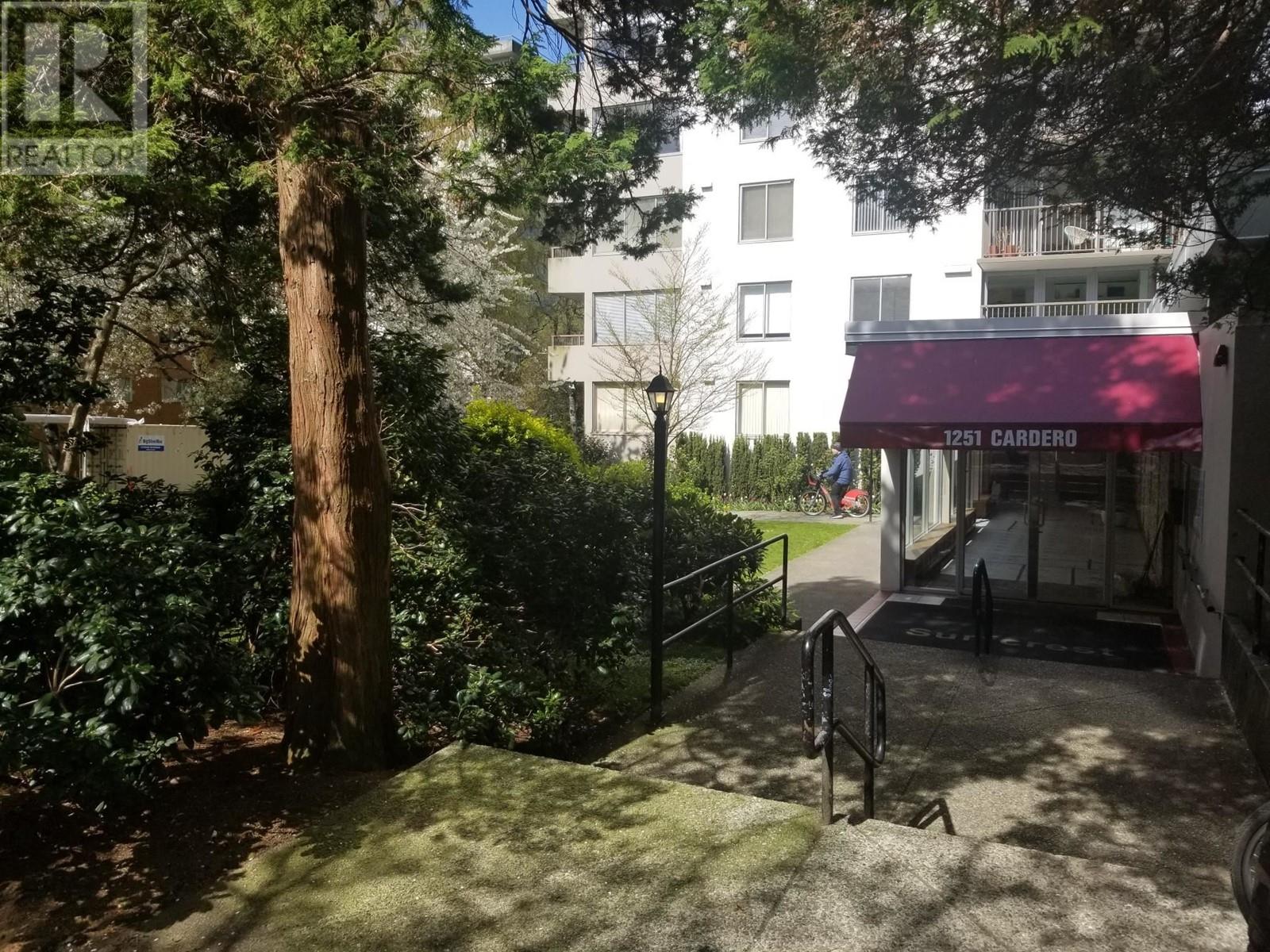 Listing Picture 35 of 39 : 2205 1251 CARDERO STREET, Vancouver / 溫哥華 - 魯藝地產 Yvonne Lu Group - MLS Medallion Club Member