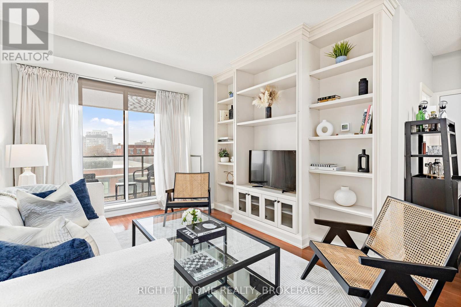 703 - 18 BEVERLEY STREET, Toronto, Ontario