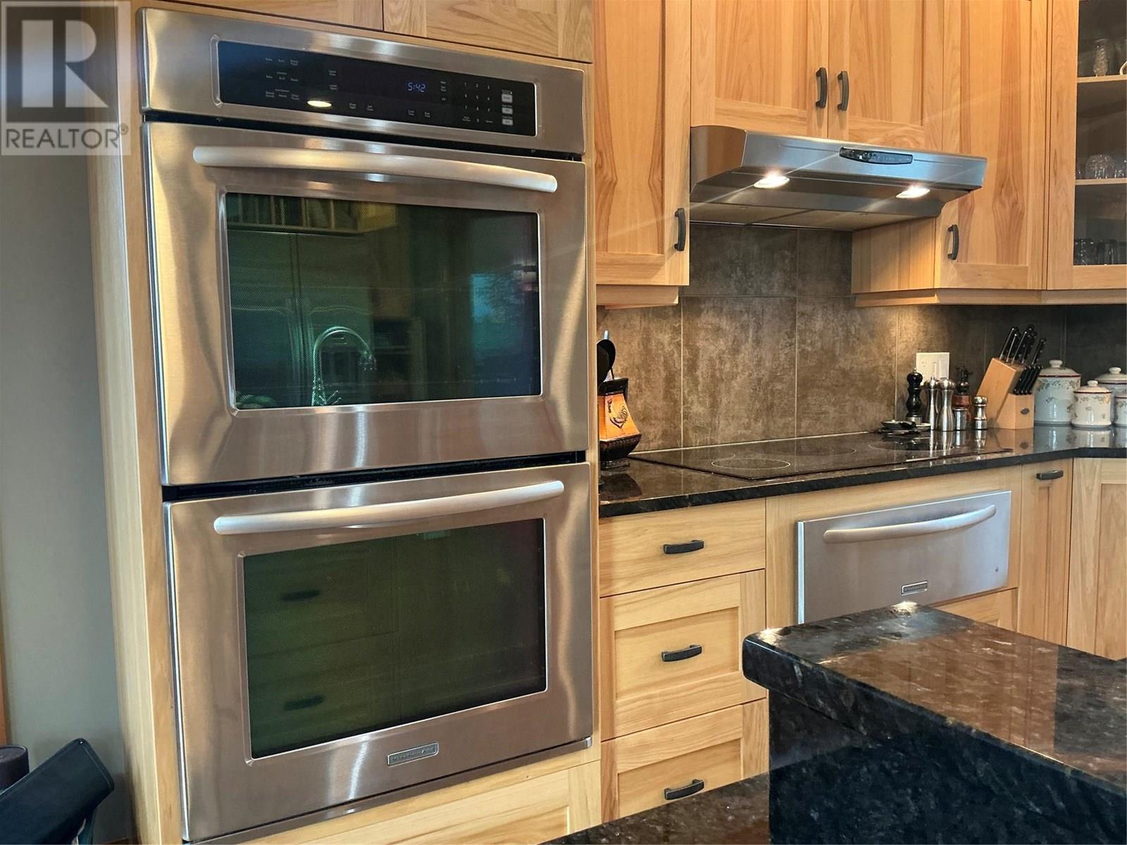 Property at 2573 Islandview Road image 2