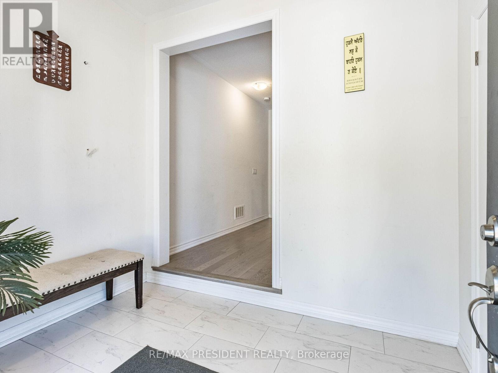30 Camino Real Drive, Caledon, Ontario  L7C 4L9 - Photo 3 - W12101444