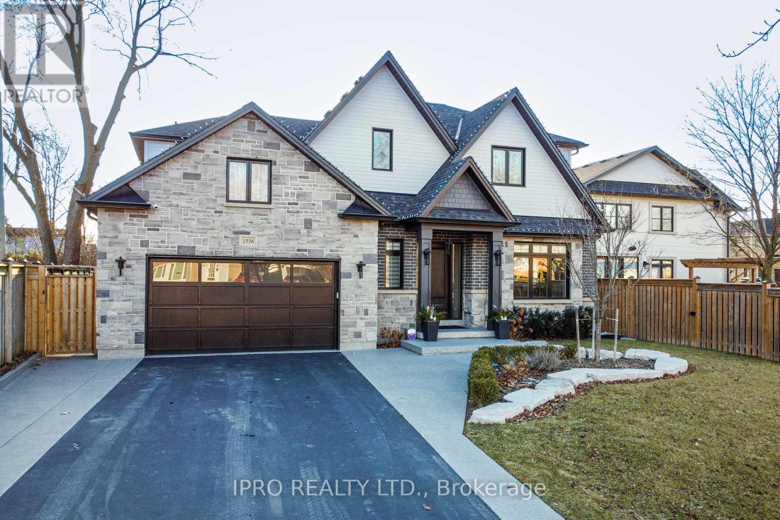 1516 PEMBROKE DRIVE, Oakville, Ontario