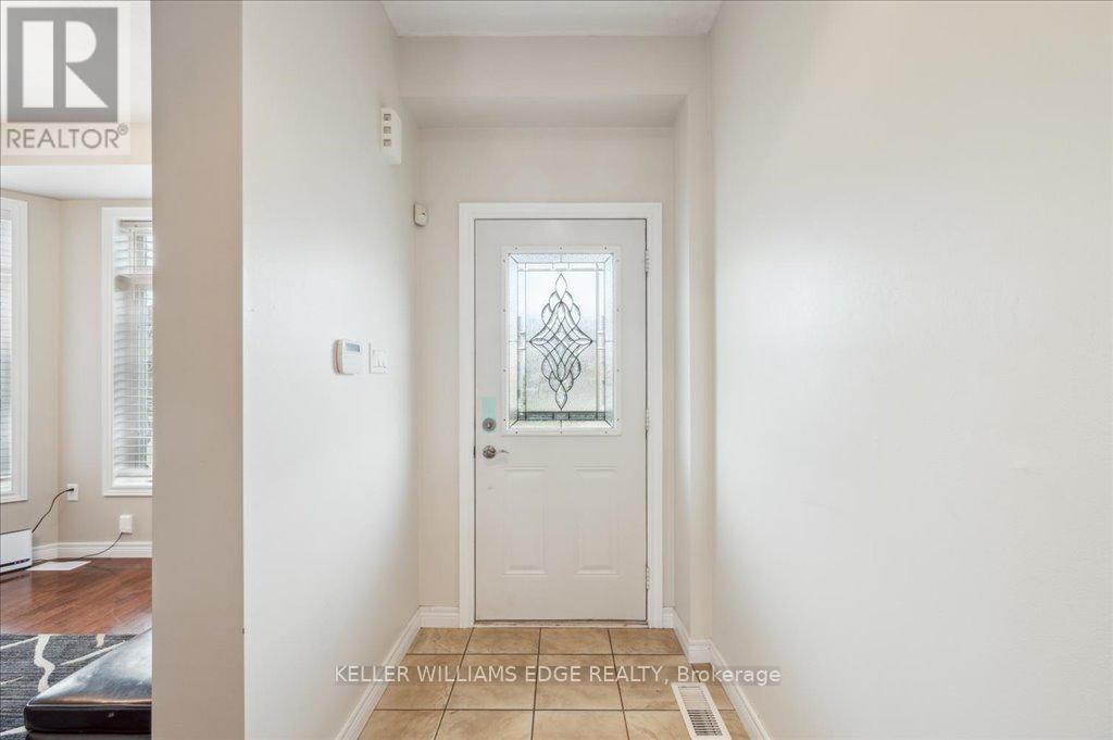 28 Greti Drive, Hamilton, Ontario  L9B 0C9 - Photo 6 - X12101442