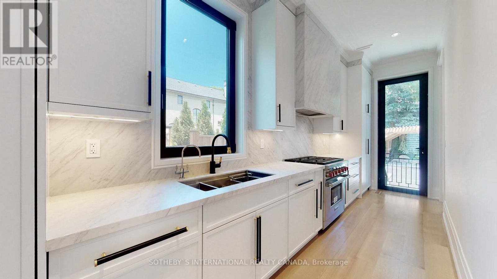 101 Dunloe Road, Toronto (Forest Hill South), Ontario  M5P 2T7 - Photo 16 - C12101695