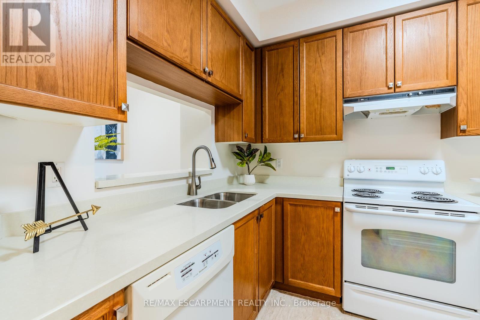 Property at 409 - 1 BELVEDERE COURT image 4