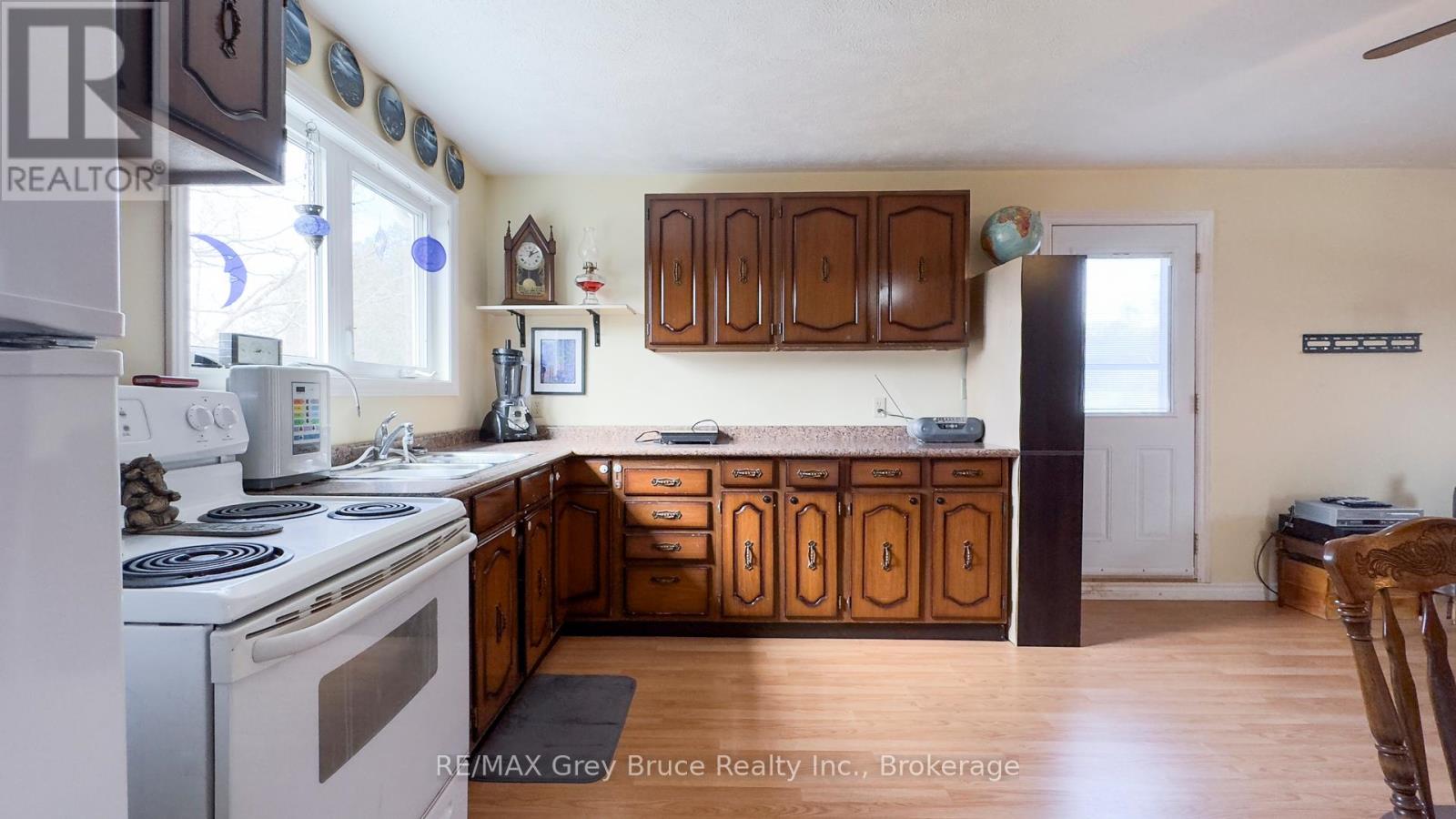 868 16th Street W, Georgian Bluffs, Ontario  N4K 6V5 - Photo 30 - X12101668