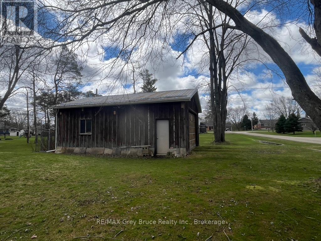 868 16th Street W, Georgian Bluffs, Ontario  N4K 6V5 - Photo 4 - X12101668