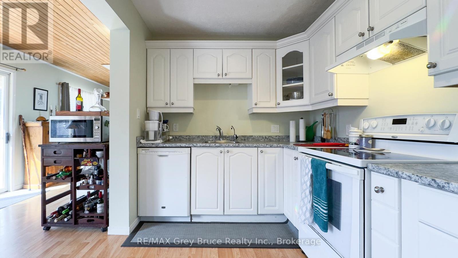 868 16th Street W, Georgian Bluffs, Ontario  N4K 6V5 - Photo 9 - X12101668