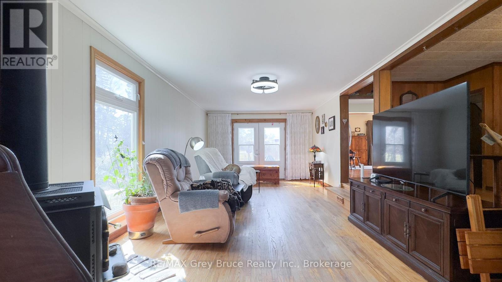 868 16th Street W, Georgian Bluffs, Ontario  N4K 6V5 - Photo 8 - X12101668