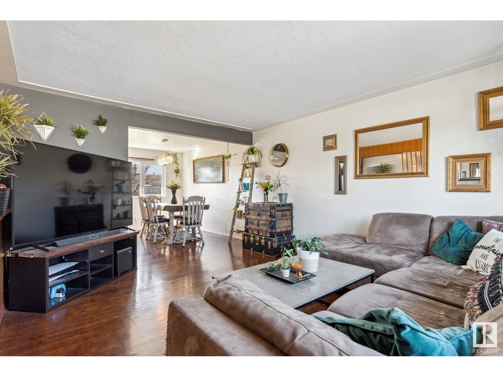 Property at 15729 95 AV NW image 1