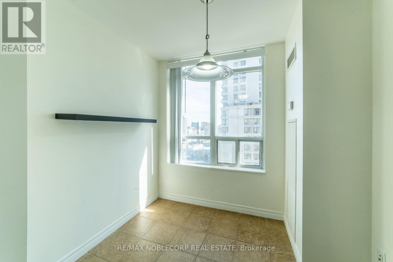 906 - 310 Burnhamthorpe Road W, Mississauga, Ontario  L5B 4P9 - Photo 8 - W12102002