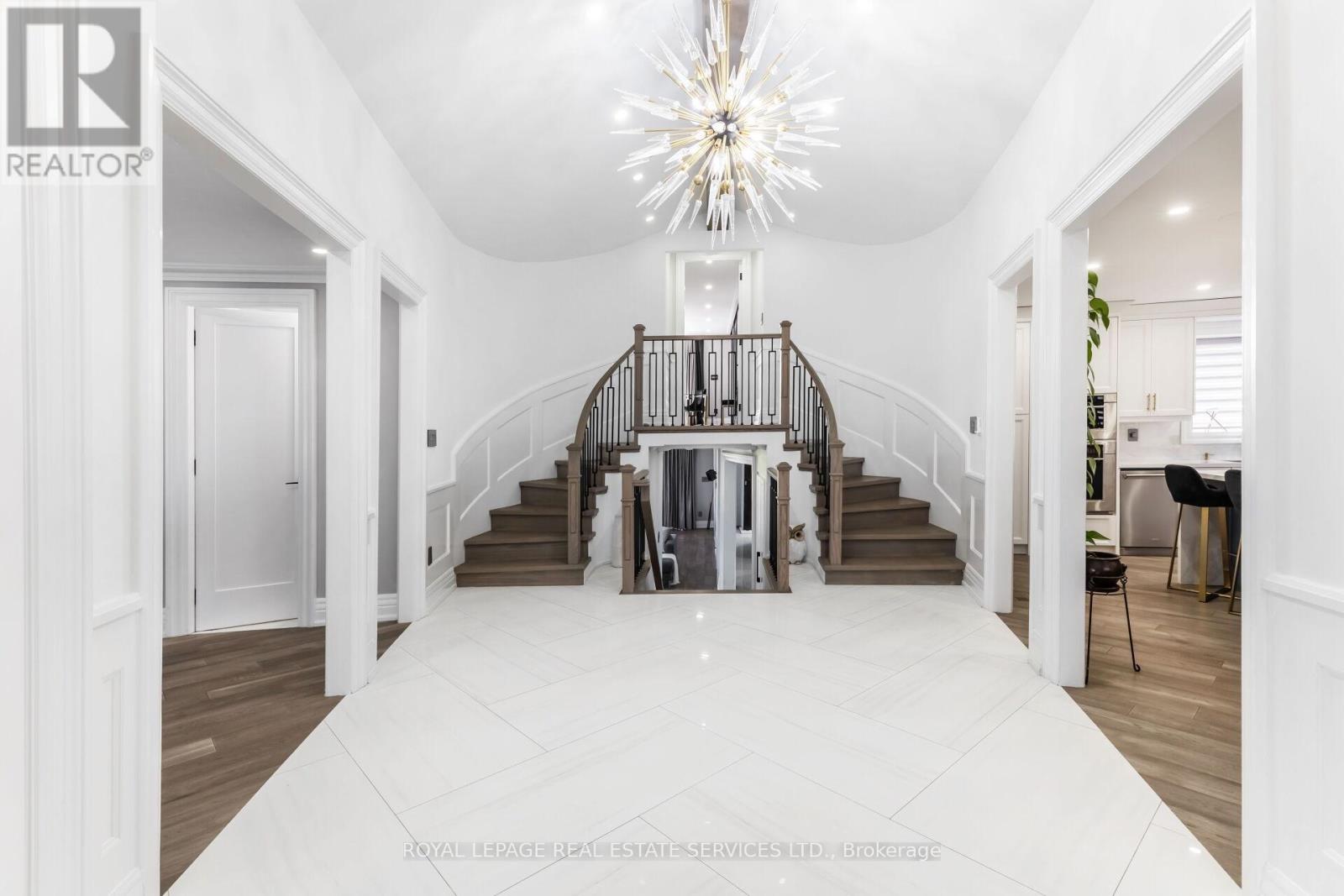 12 Julian Drive, Brampton (Bram East), Ontario  L6P 0L2 - Photo 6 - W12102003