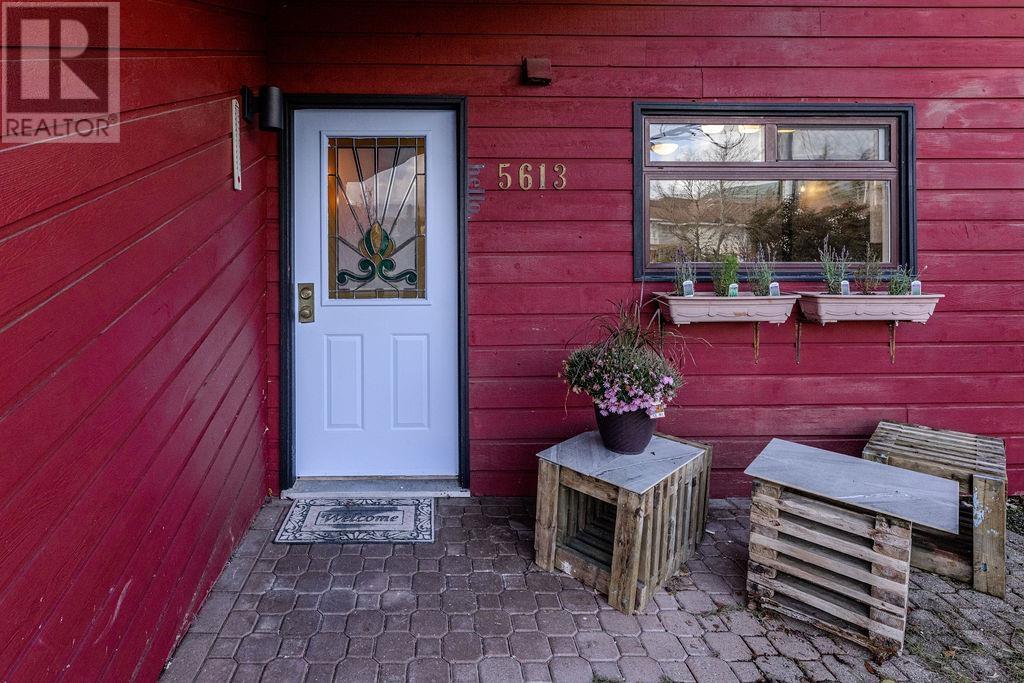 5613 Trail Avenue, Sechelt, British Columbia  V7Z 0H8 - Photo 4 - R2979700