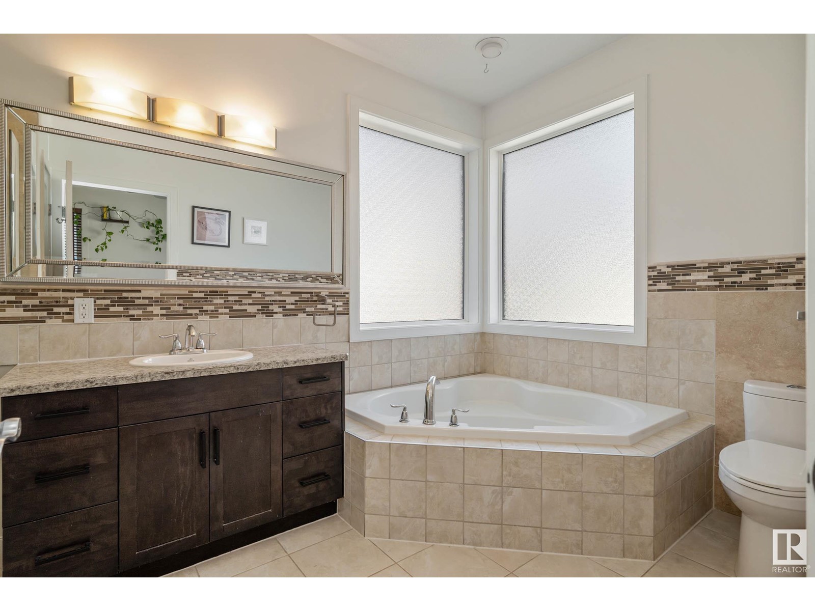 Property at 10934 77 AV NW image 3