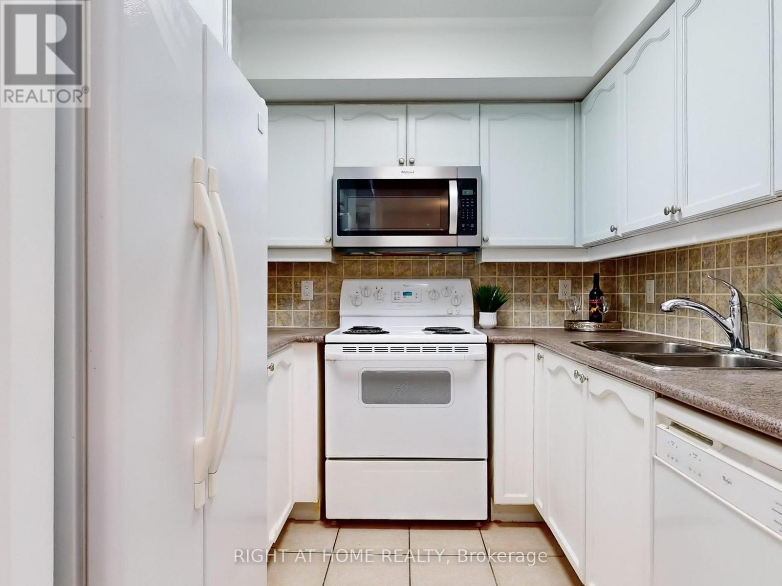 1509 - 880 Grandview Way, Toronto, Ontario  M2N 7B2 - Photo 17 - C12011940
