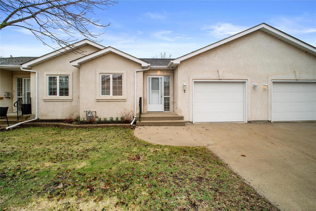 581 Main Street Steinbach, Manitoba R16//Steinbach/Open House Saturday, April 26th, 1-3PM. Offers Wednesday, April 30th Welcome to Villa's on Main, a condo community built for relaxed, low-maintenance living! This 2-bedroom, 2.5 bathroom unit boasts 1126 SF of practical space designed for comfort and ease. The main level features a kitchen with plenty of cabinet storage, perfect for everyday use. The open living room is bright and spacious with vaulted ceilings and a large picture window, creating a welcoming atmosphere. Patio doors lead to a shared backyard - ideal for enjoying outdoor space a fresh cup of coffee. Downstairs, a fully finished basement adds valuable living space. It includes a large family or recreation area, a second full bathroom, and a wet bar - great for entertaining or setting up a home theatre. Whether you're downsizing or looking for your first time home, this unit boasts a smart layout and a low-maintenance lifestyle in a well-managed condo community. Villa's on Main combines practical features with a comfortable design to suit a variety of needs. Schedule your showing today! (id:48254)