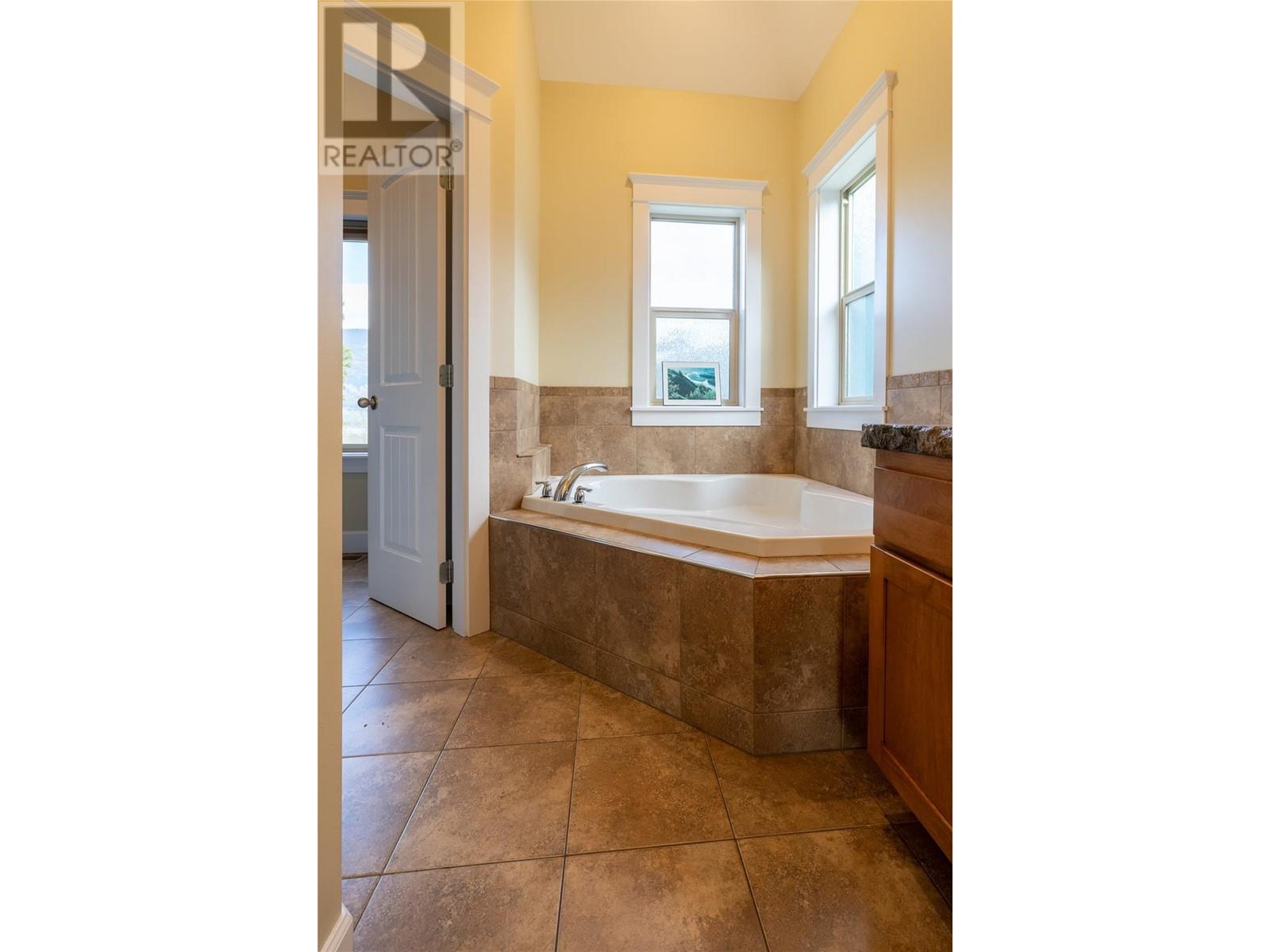 Property at 2163 Crestview Crescent image 2