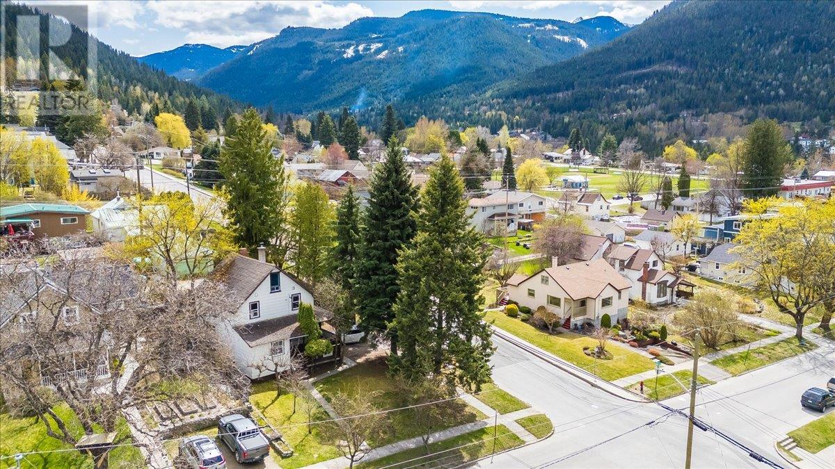 404 Houston Street, Nelson, British Columbia  V1L 5H5 - Photo 2 - 10344767