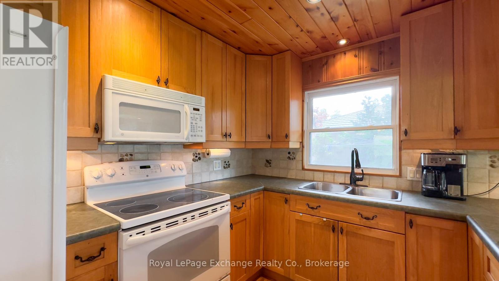 46 Bell Drive, Huron-Kinloss, Ontario  N2Z 0B3 - Photo 22 - X12102252