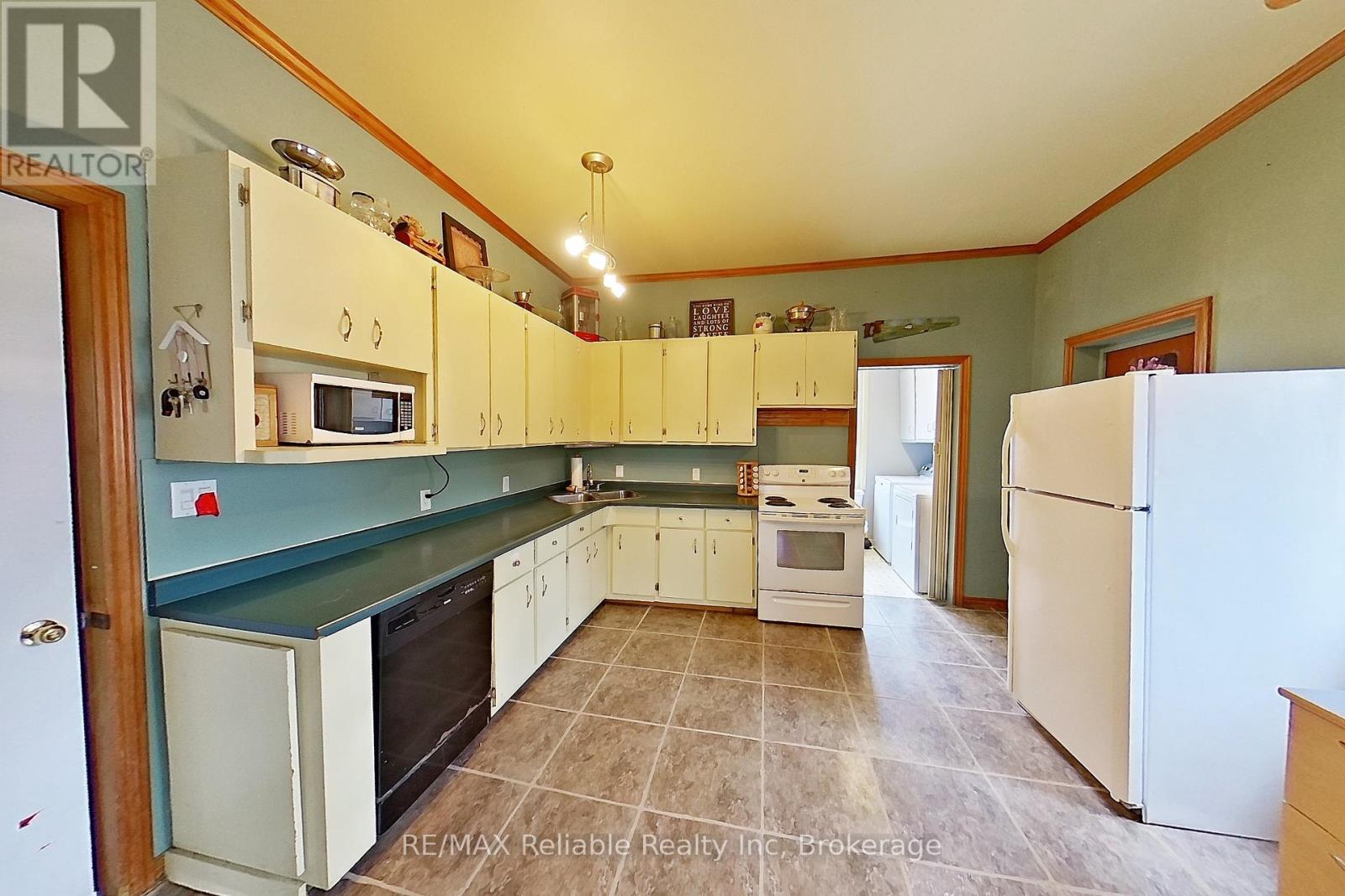 40323 Huron Road, Central Huron, Ontario  N0M 1L0 - Photo 16 - X12095999