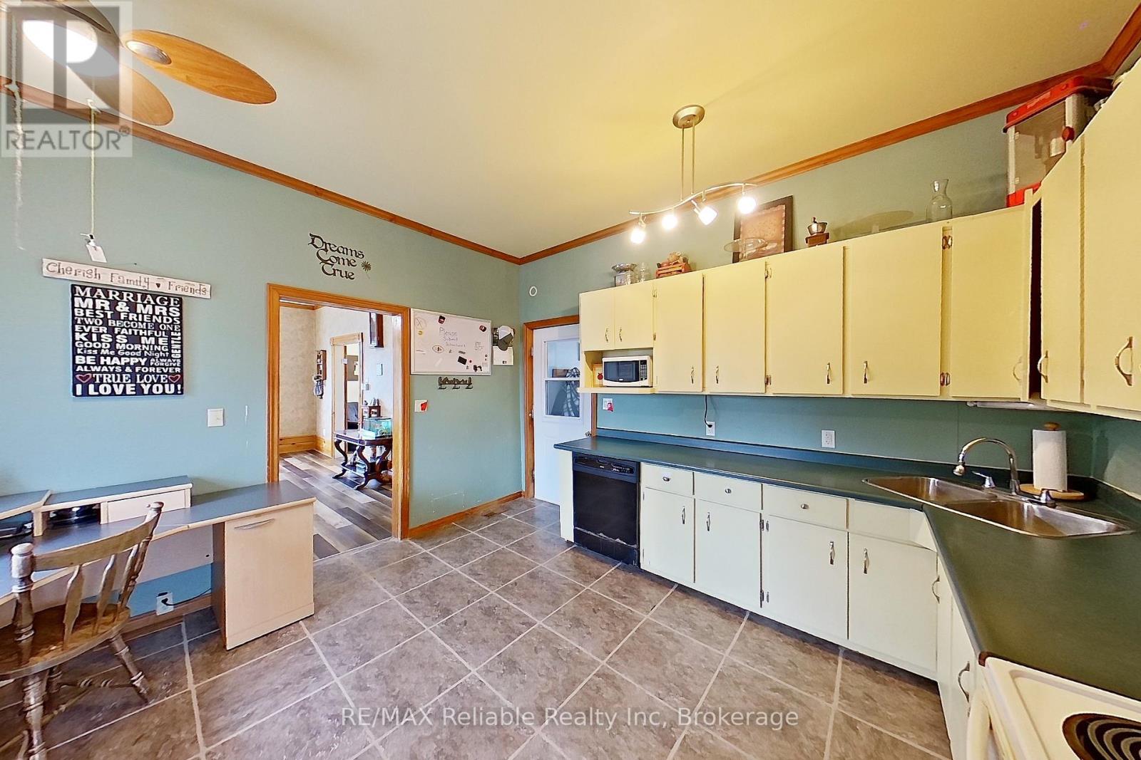 40323 Huron Road, Central Huron, Ontario  N0M 1L0 - Photo 21 - X12095999