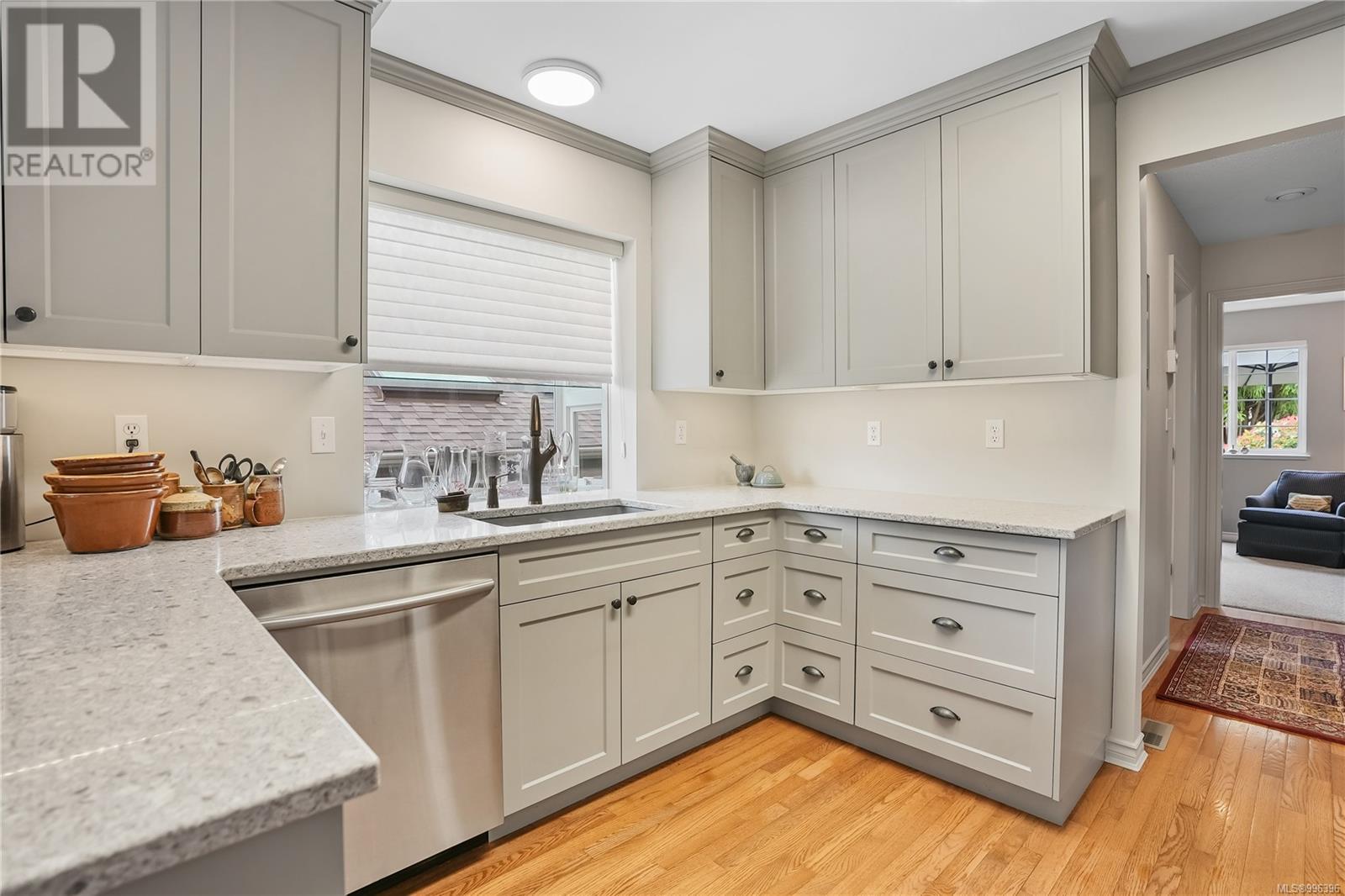 Property at 808 Country Club Dr image 2