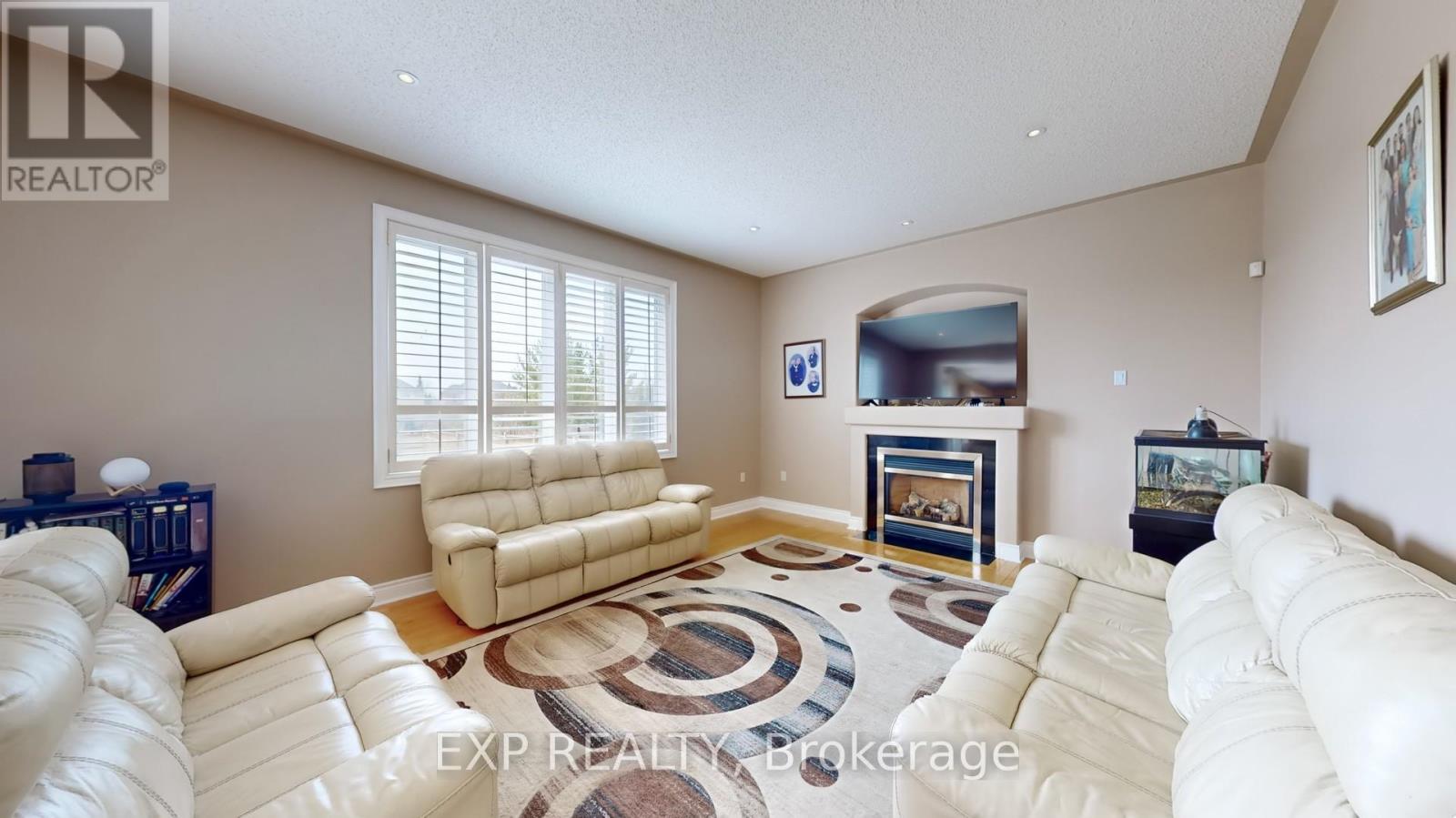 Property at 28 COSMO COURT W image 2