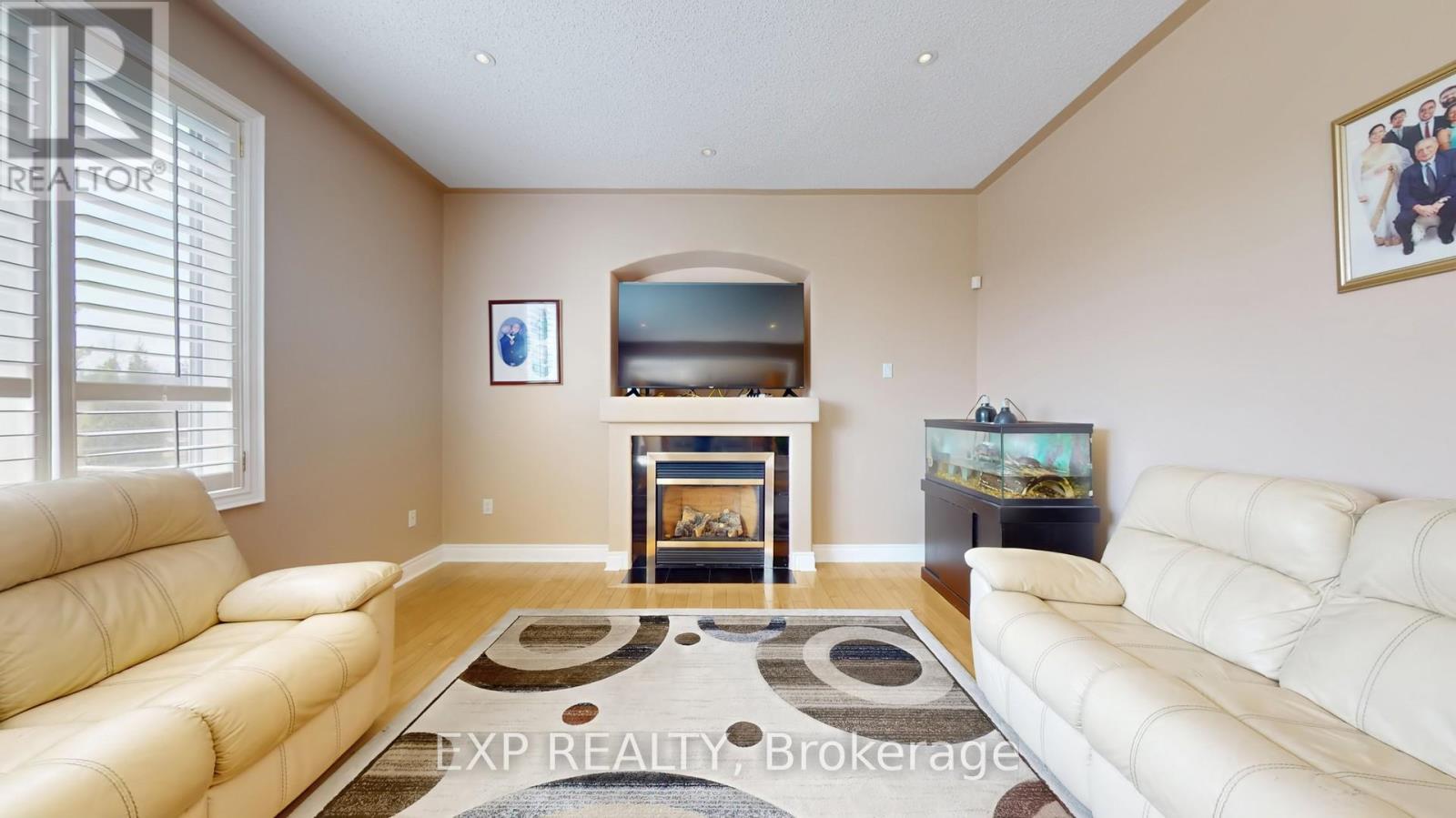Property at 28 COSMO COURT W image 4