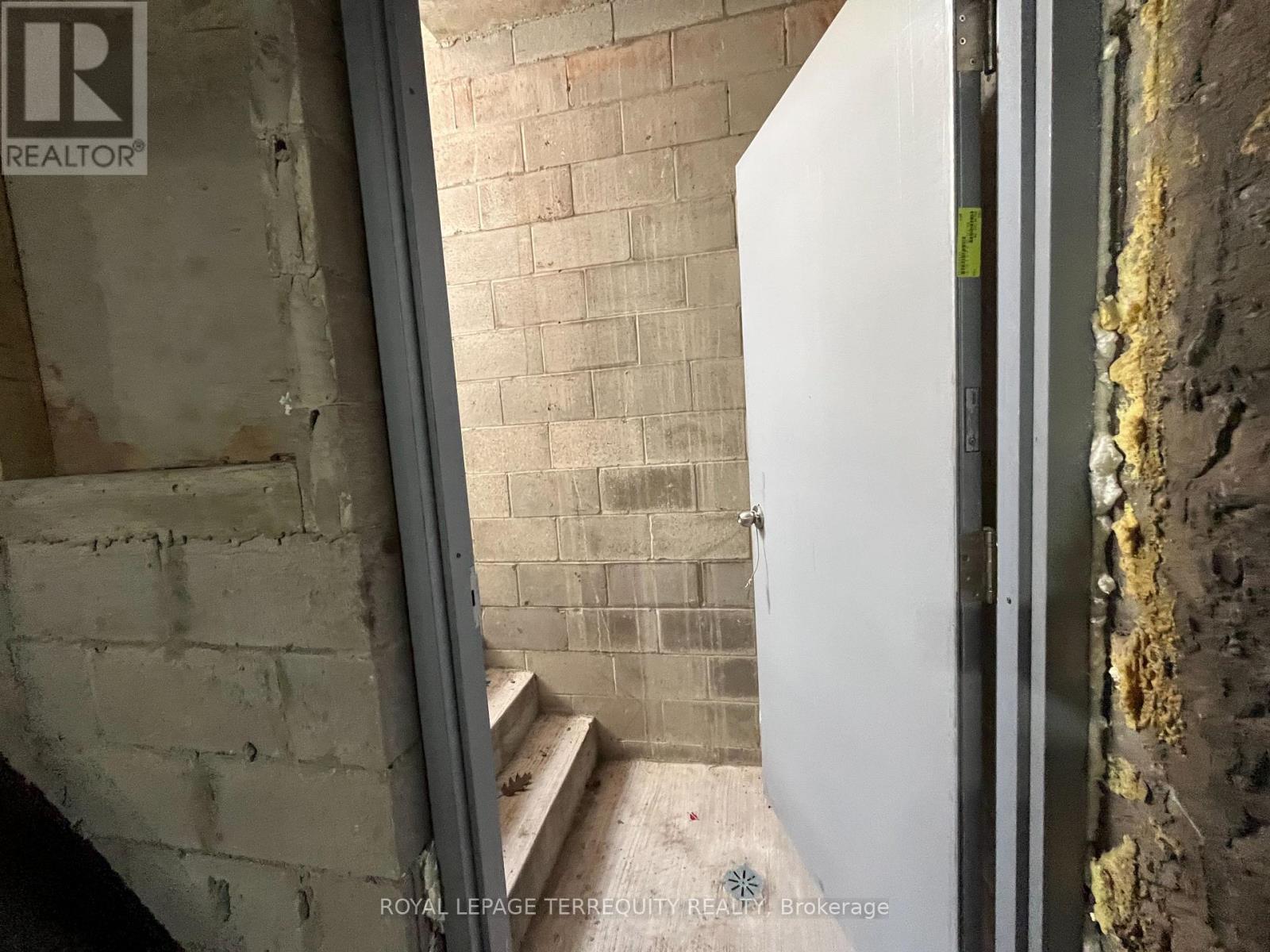 B - 389 Jane Street, Toronto, Ontario  M6S 3Z3 - Photo 11 - W12101090