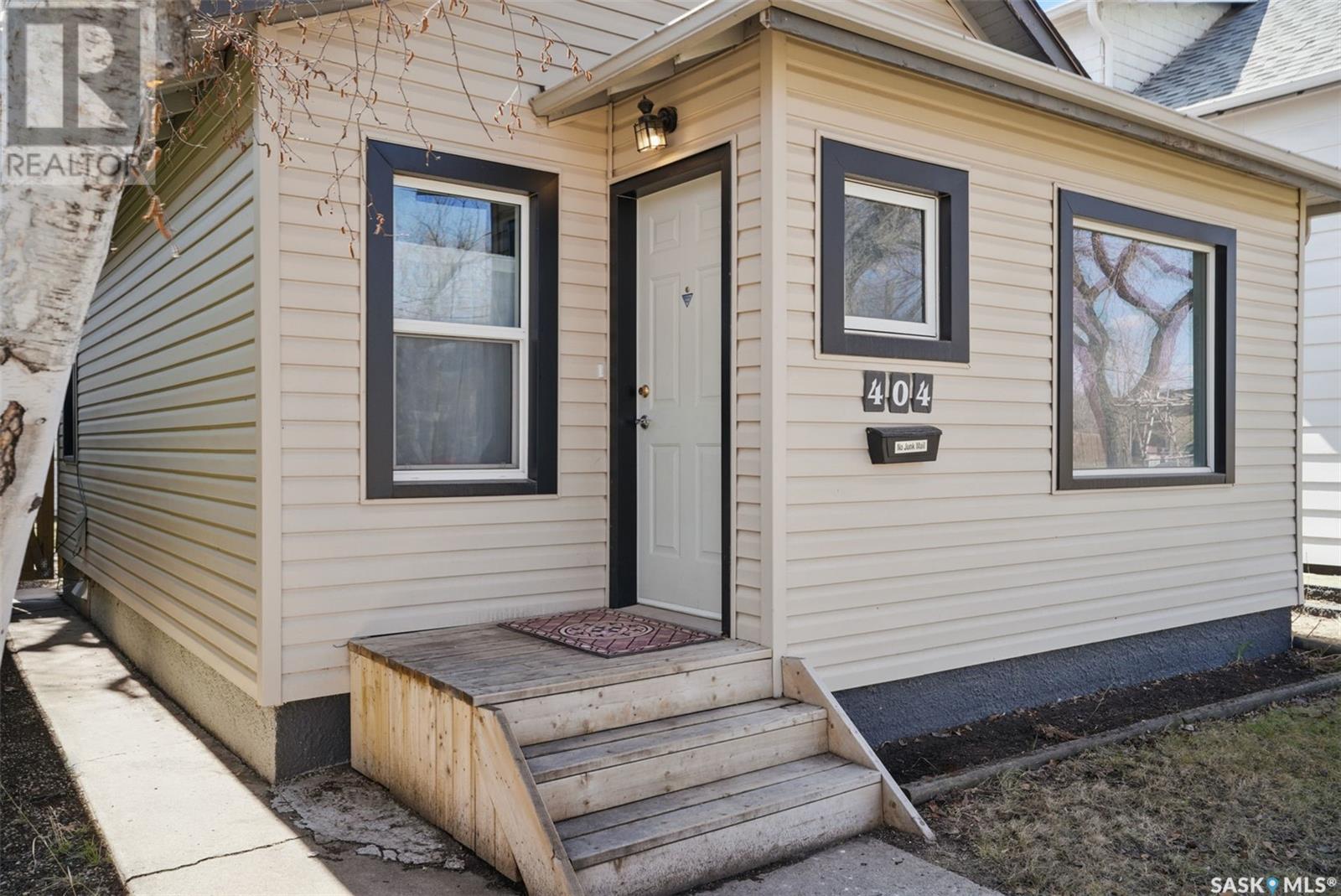 Property at 404 Taylor STREET W image 3