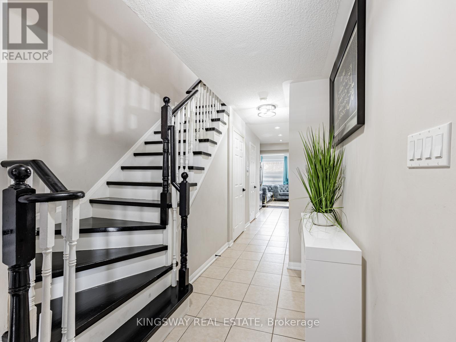 150 Kirkland Place, Whitby, Ontario  L1P 1X2 - Photo 5 - E12102541