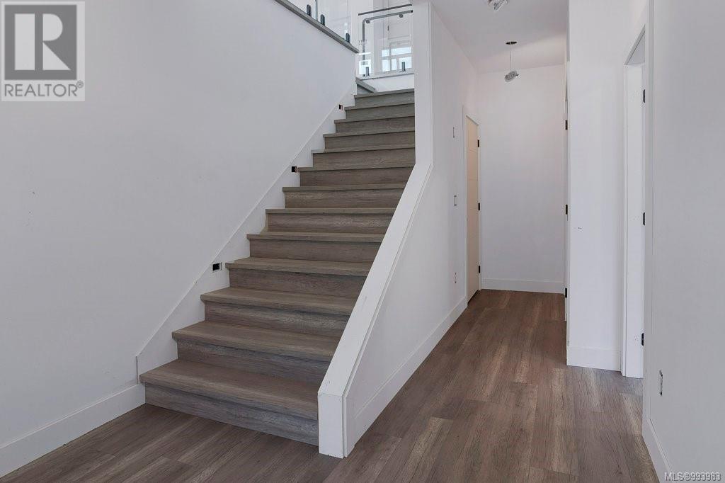 Property at 710 Stringer Way image 3