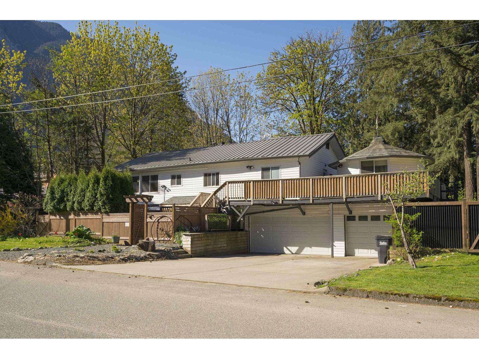 Property at 695 HUDSON BAY STREET image 2
