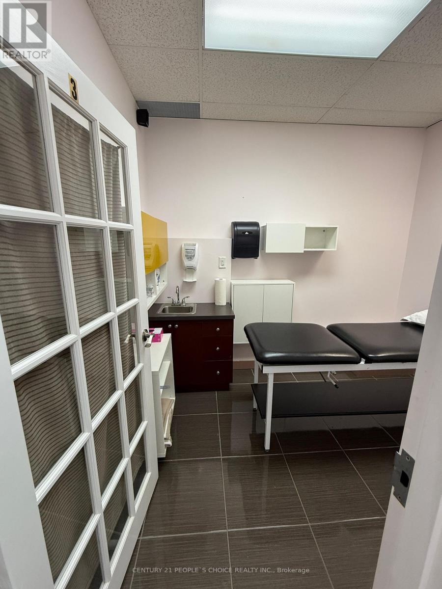 213 - 1550 South Gateway Road, Mississauga, Ontario  L4W 5G6 - Photo 10 - W12102521
