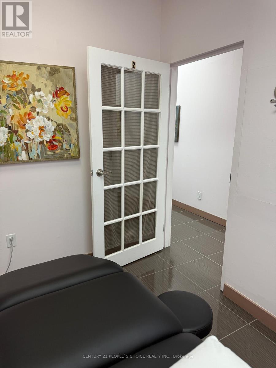 213 - 1550 South Gateway Road, Mississauga, Ontario  L4W 5G6 - Photo 8 - W12102521