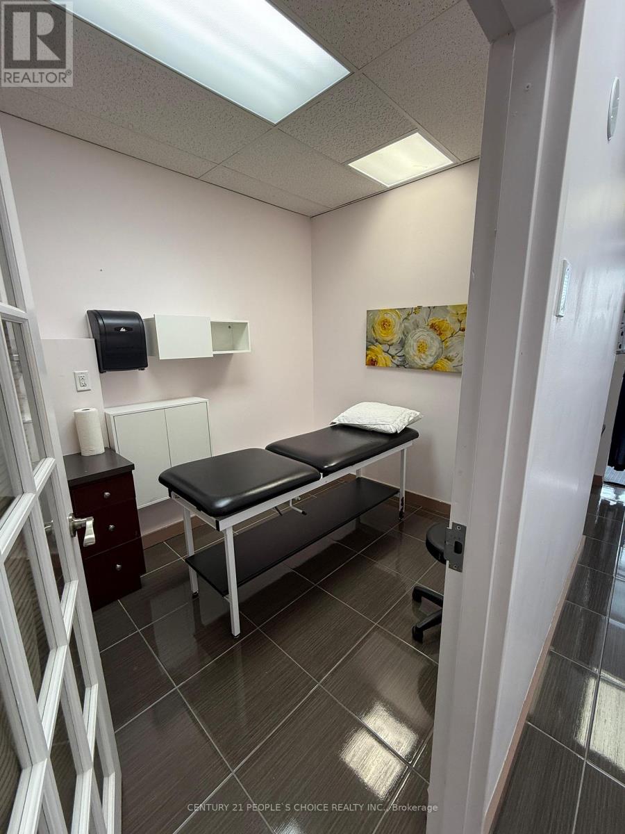 213 - 1550 South Gateway Road, Mississauga, Ontario  L4W 5G6 - Photo 11 - W12102521