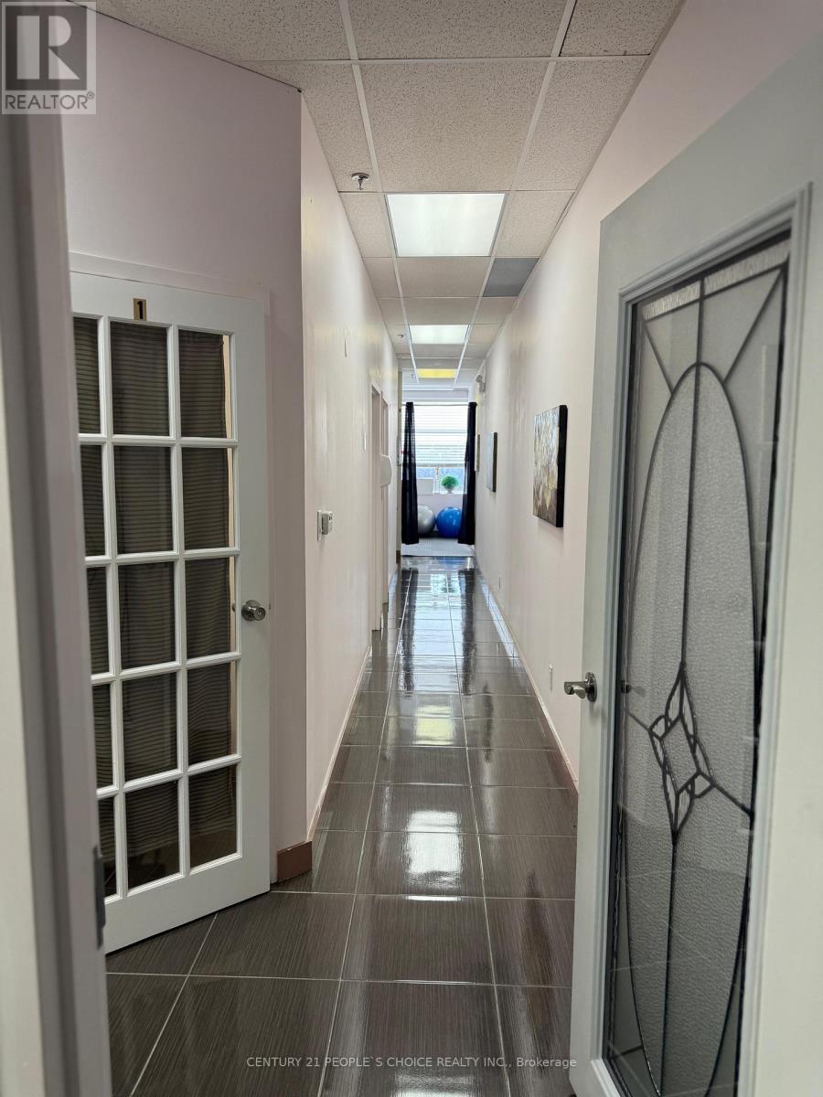 213 - 1550 South Gateway Road, Mississauga, Ontario  L4W 5G6 - Photo 3 - W12102521