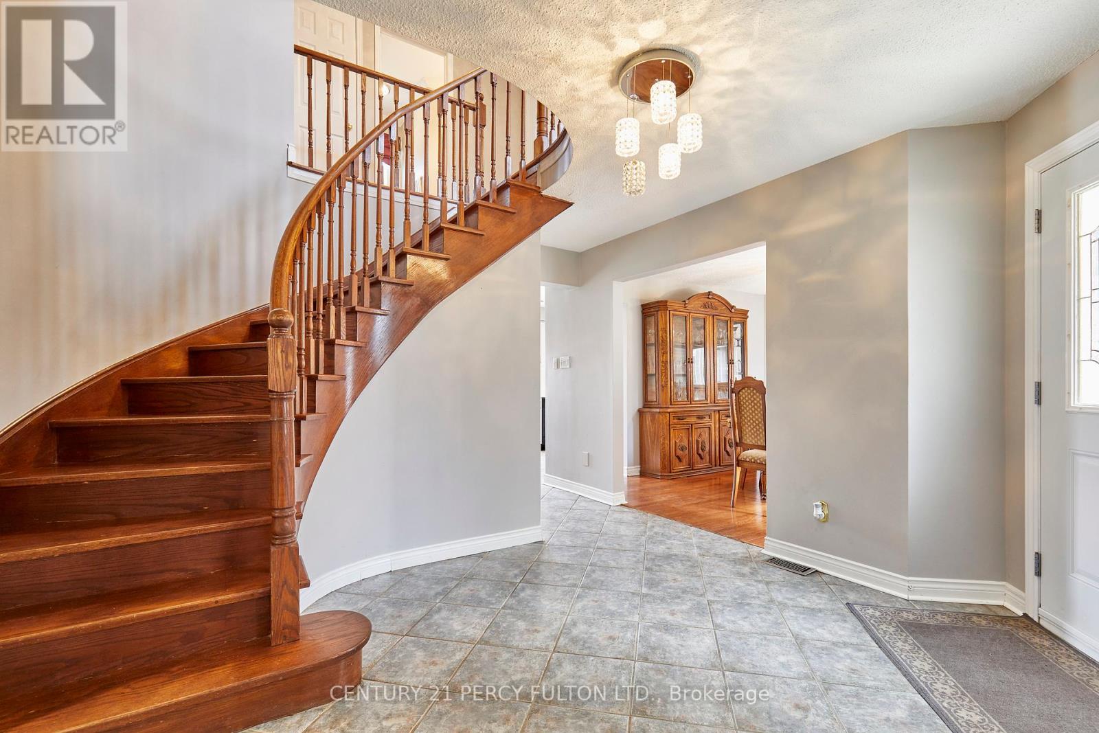 Property at 535 GARDENVIEW SQUARE image 4