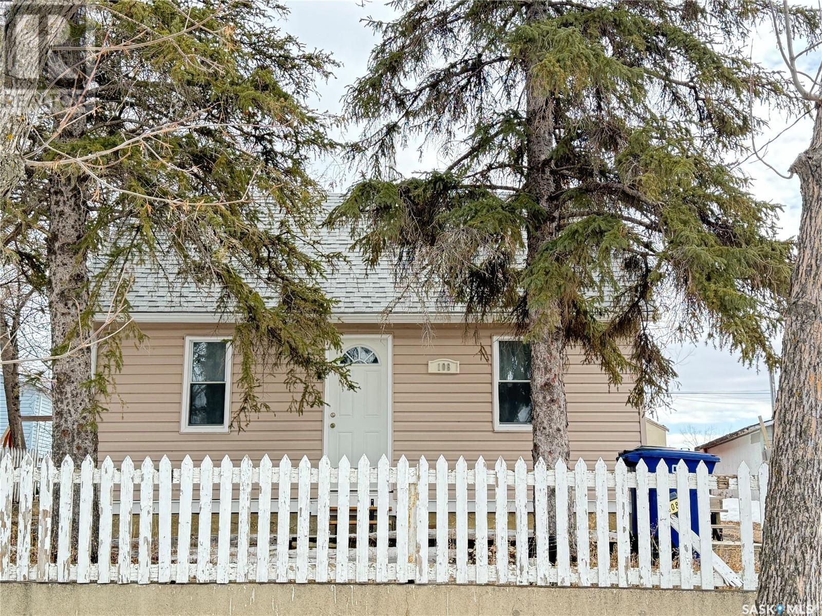 108 4th AVENUE SE, Weyburn, Saskatchewan