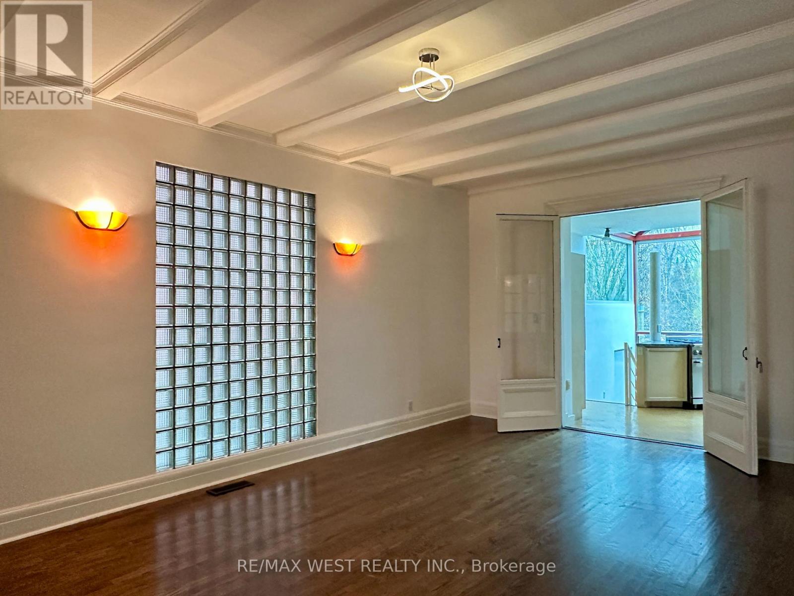 23 South Drive, Toronto, Ontario  M4W 1R2 - Photo 8 - C12102765
