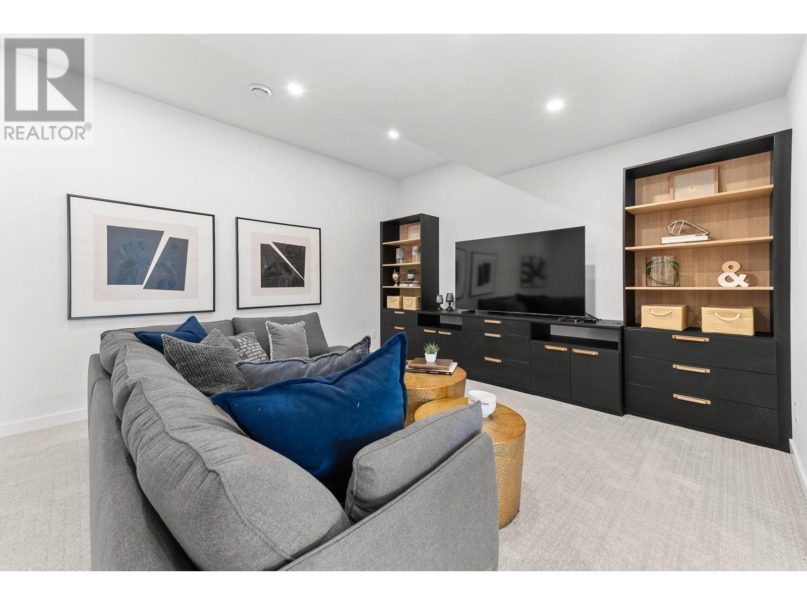 Property at 5538 Lakeshore Road image 4