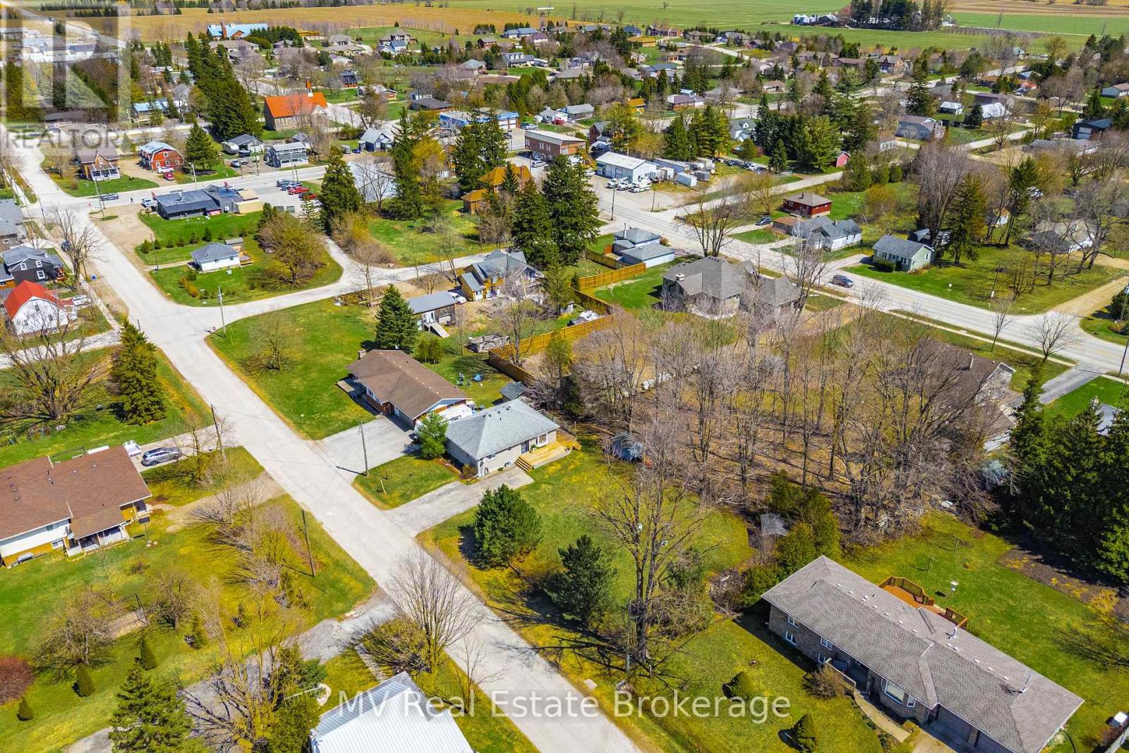 25 Graham Street W, Mapleton, Ontario  N0B 1A0 - Photo 2 - X12102814