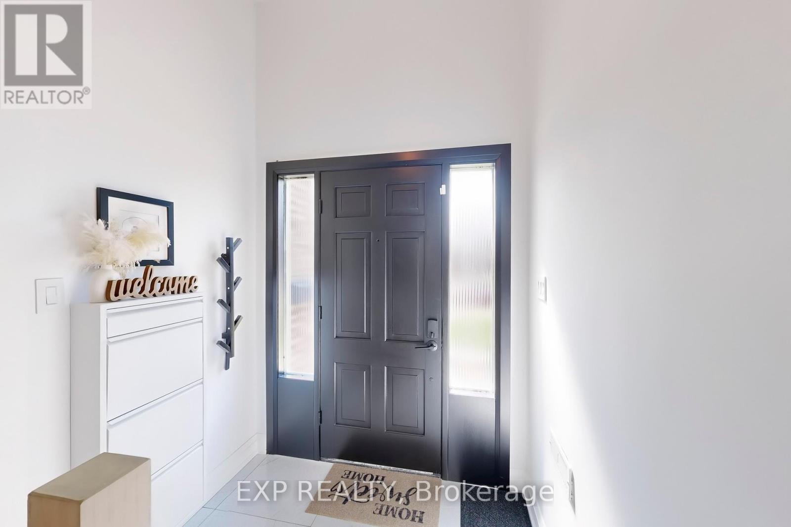 207 Alexander Road, Newmarket, Ontario  L3Y 5P2 - Photo 2 - N12102868