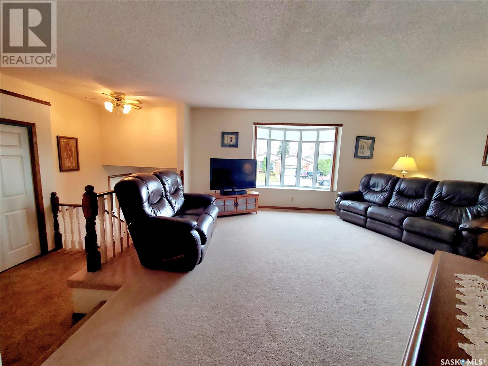 Property at 533 Reid CRESCENT image 3