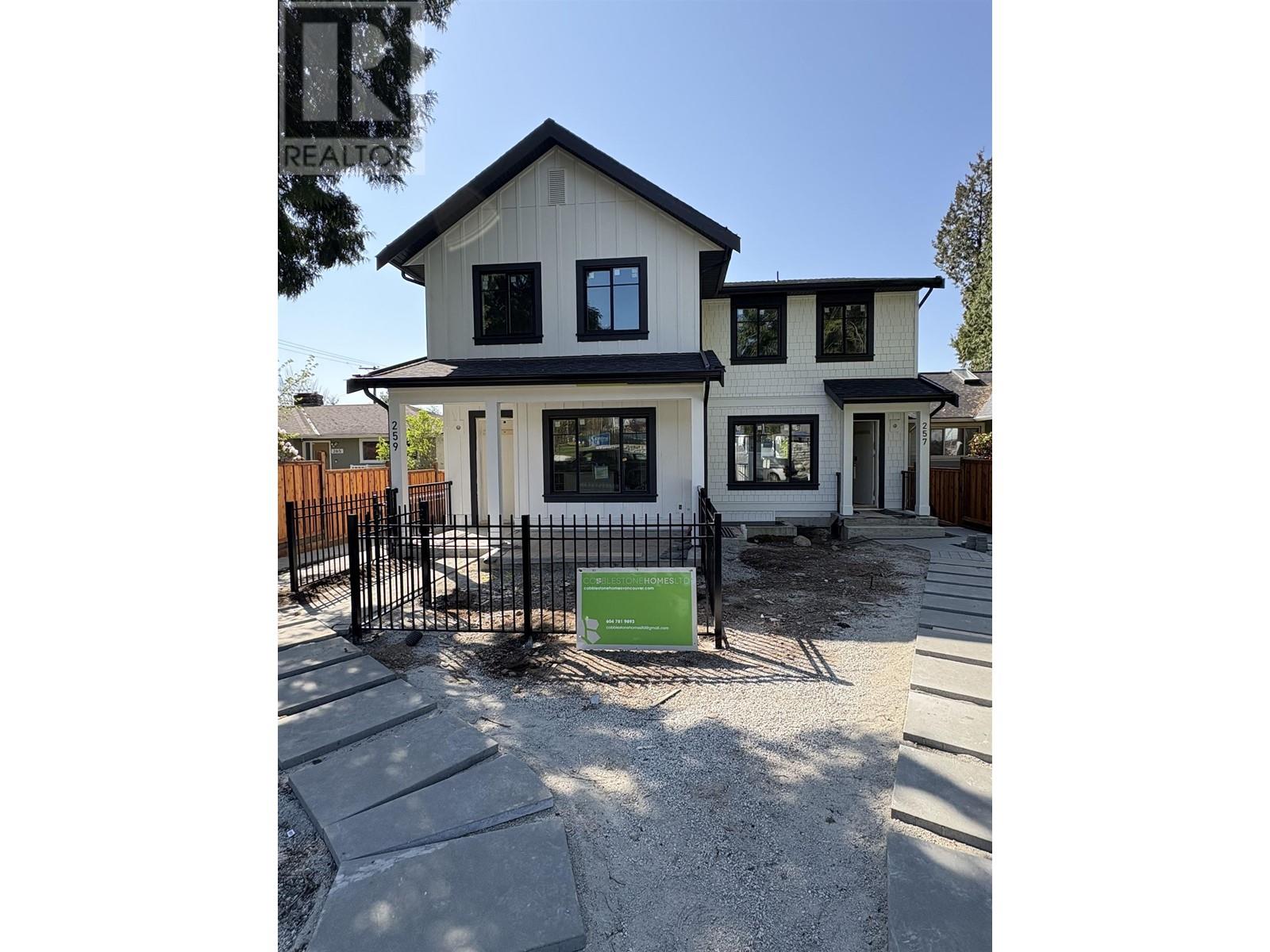 261 E 23rd Street, North Vancouver, British Columbia  V7L 3E4 - Photo 2 - R2994198