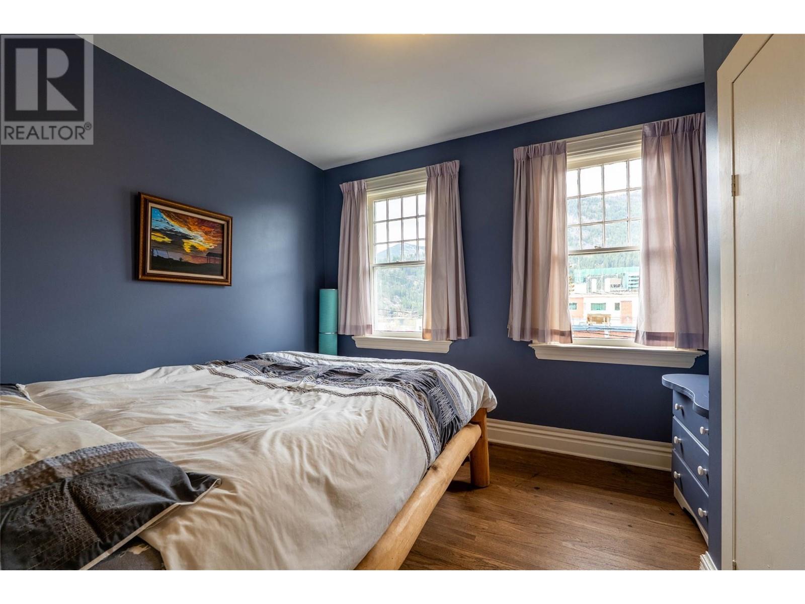 Property at 315 SILICA Street image 4