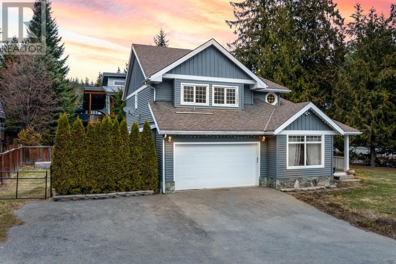 7443 Dogwood Street, Pemberton, British Columbia  V0N 2L0 - Photo 1 - R2994277