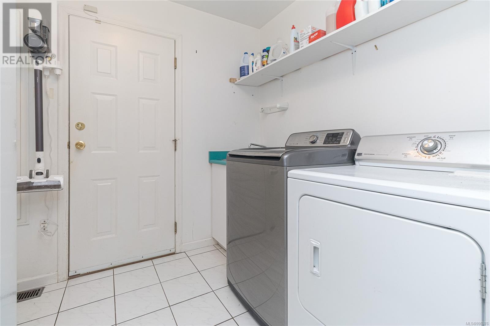 Property at 161 Hartland Ave image 4