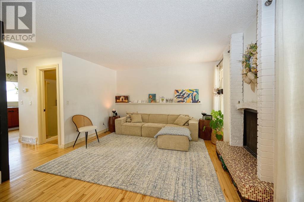 Property at 4 Strathcona Crescent SW image 2