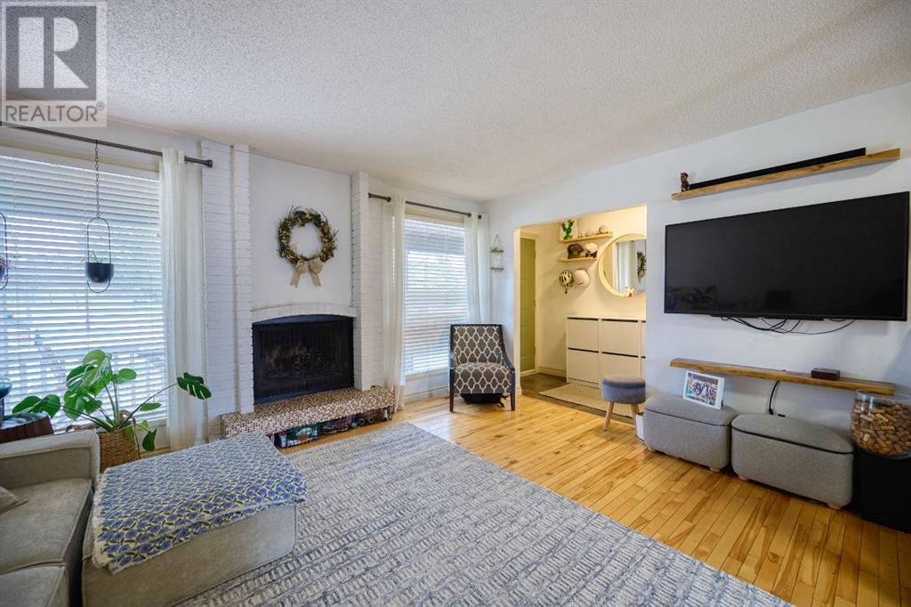 Property at 4 Strathcona Crescent SW image 3