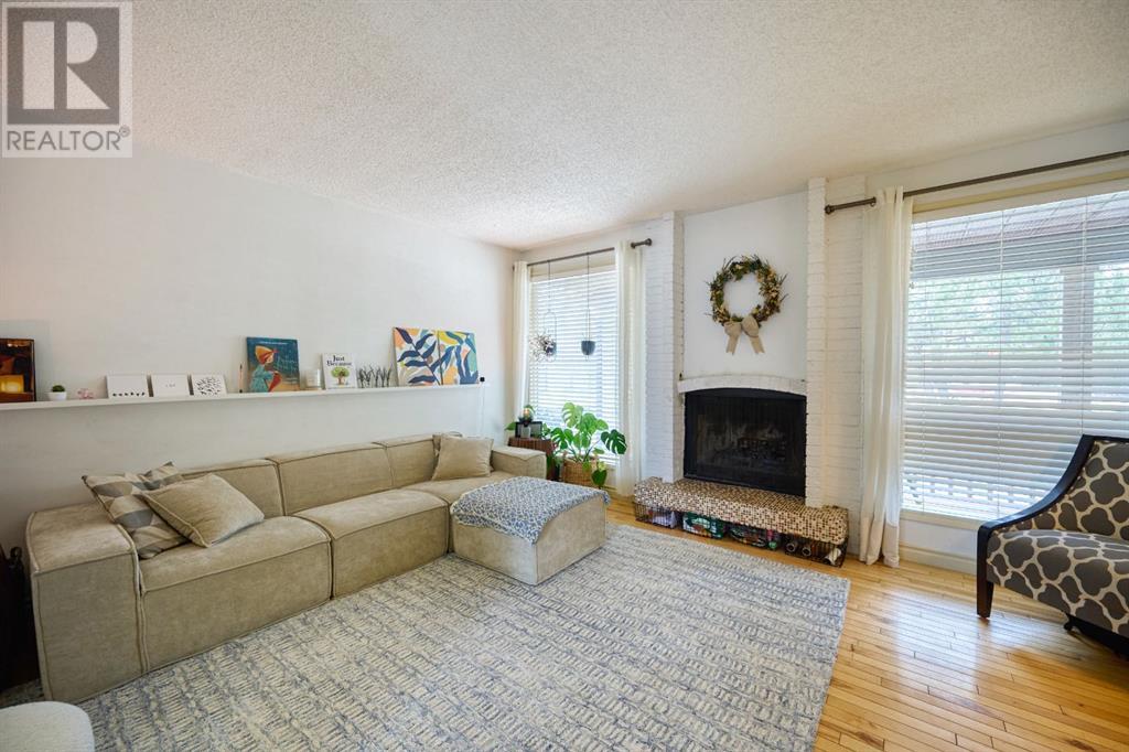 Property at 4 Strathcona Crescent SW image 5